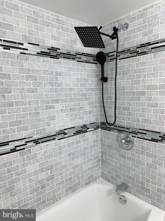 bathroom with tiled shower / bath combo