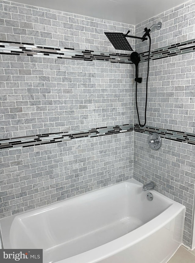 bathroom with tiled shower / bath