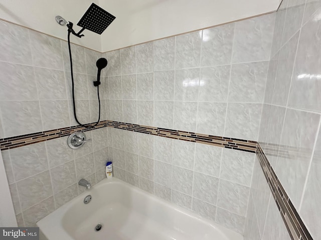 bathroom featuring tiled shower / bath