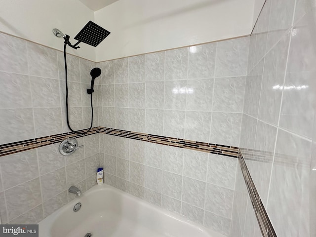 bathroom featuring tiled shower / bath