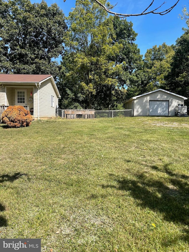 view of yard featuring an outdoor structure and a garage