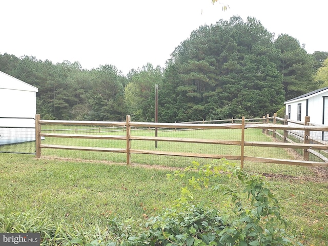 view of yard featuring a rural view