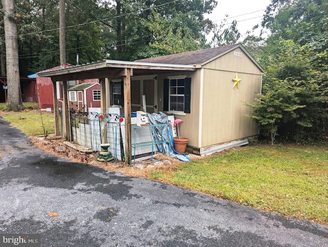 view of outbuilding featuring a yard