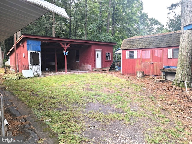 view of yard with an outbuilding