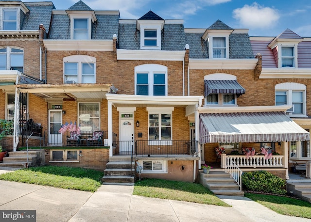 townhome / multi-family property with a porch