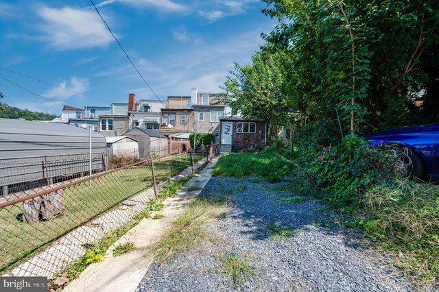 view of yard featuring an outdoor structure