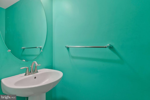 bathroom featuring sink