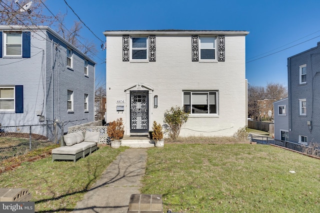 view of front of property featuring a front lawn