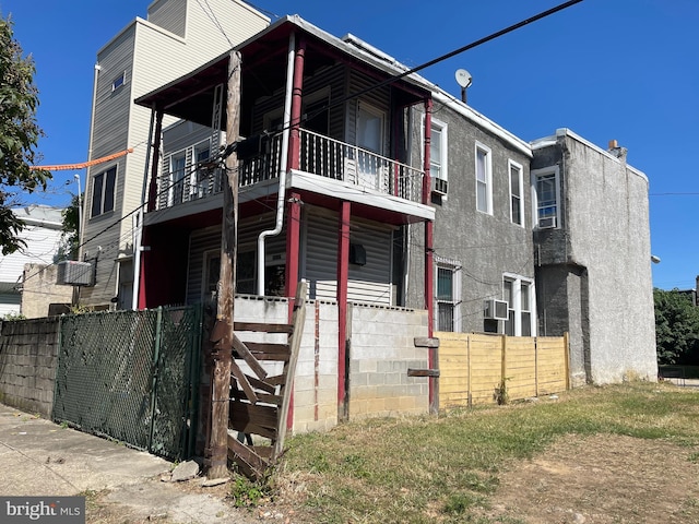 view of front of home featuring a balcony