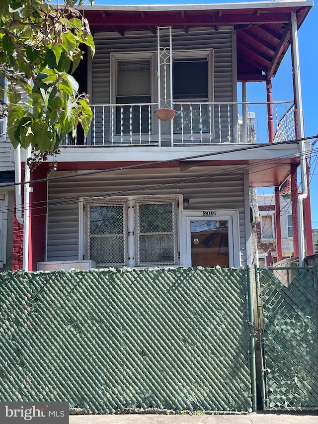 view of front of property featuring a balcony