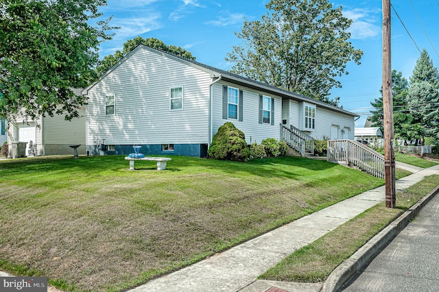 view of front facade featuring a front yard