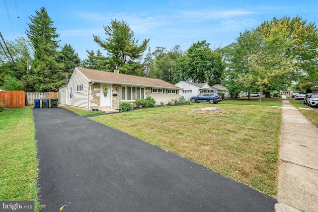 view of front of property featuring a front lawn