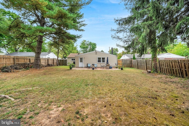 view of yard featuring a patio area