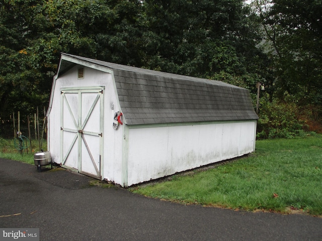 view of outdoor structure featuring a lawn