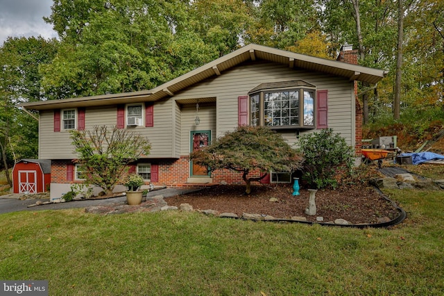 view of front of home featuring cooling unit, a storage shed, and a front yard