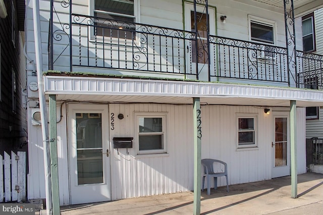 property entrance featuring a balcony