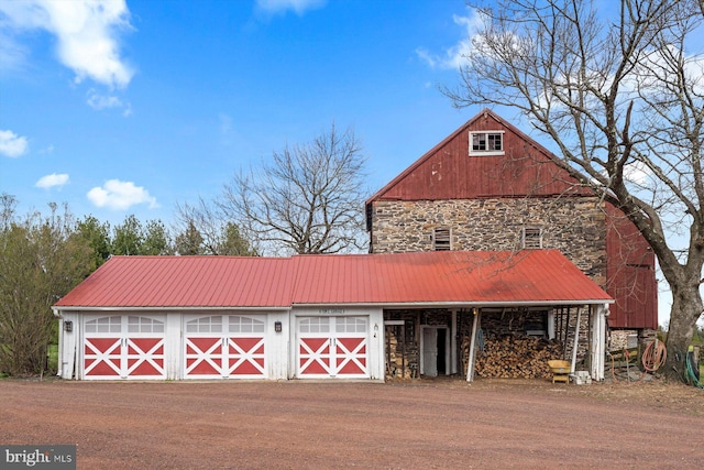 view of front of property featuring an outbuilding