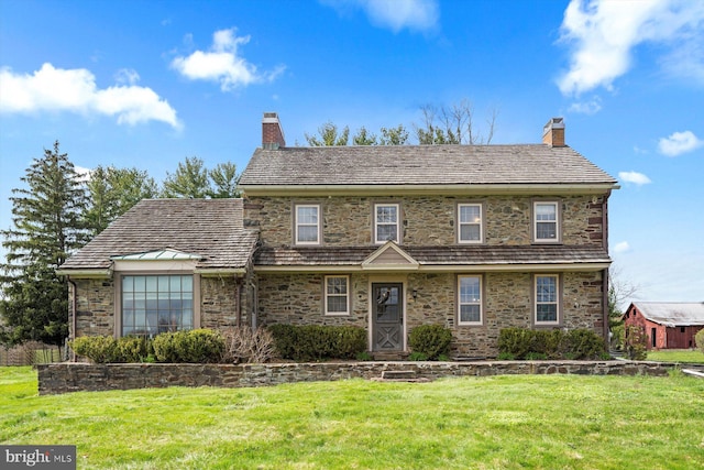 view of front facade featuring a front lawn