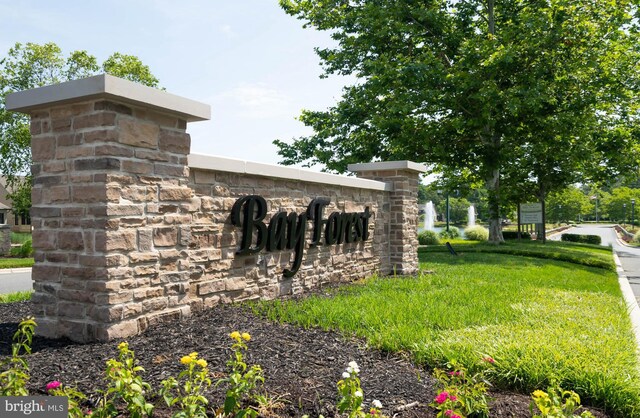 community sign with a yard