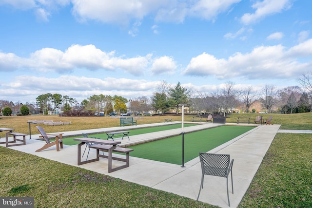 view of property's community featuring a lawn