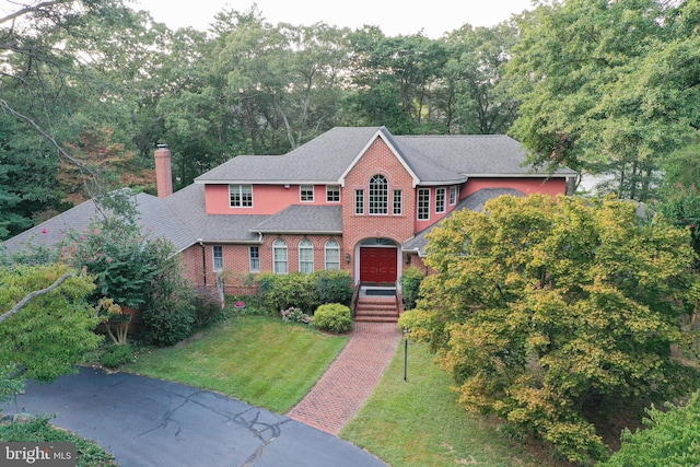 view of front of home featuring a front lawn