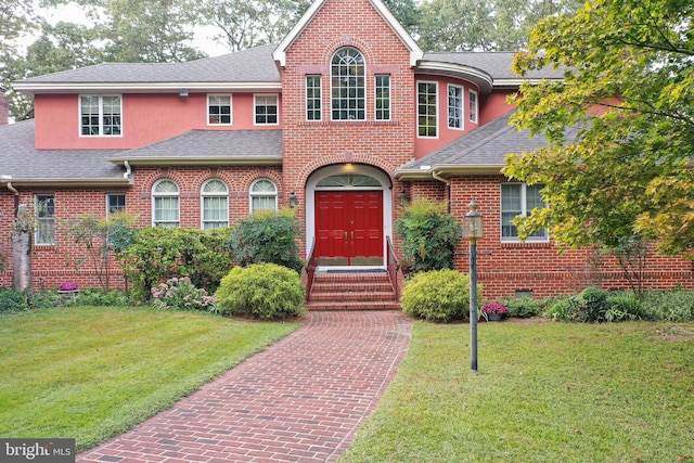 view of front of home with a front lawn