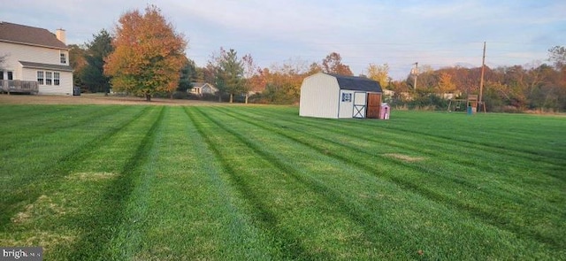 view of yard featuring a storage shed