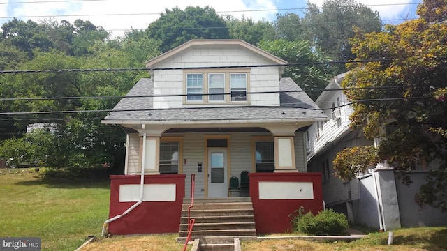 bungalow-style house featuring a front lawn and covered porch