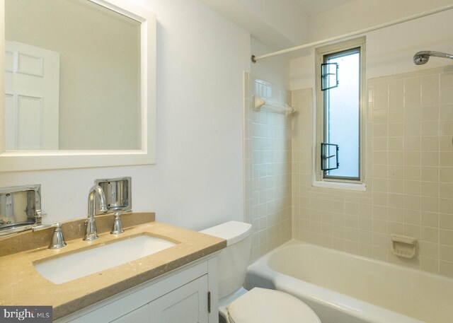 full bathroom with vanity, toilet, and tiled shower / bath