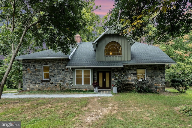 view of front of property featuring a lawn