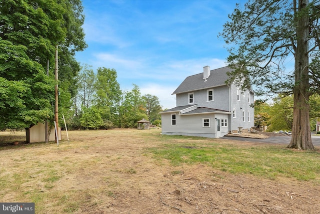 view of yard with a storage shed