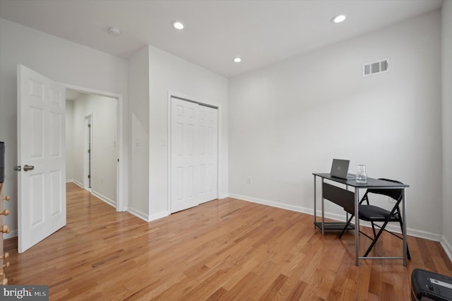 office area with baseboards, light wood-style flooring, visible vents, and recessed lighting