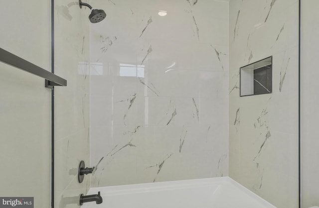 bathroom with tiled shower / bath combo