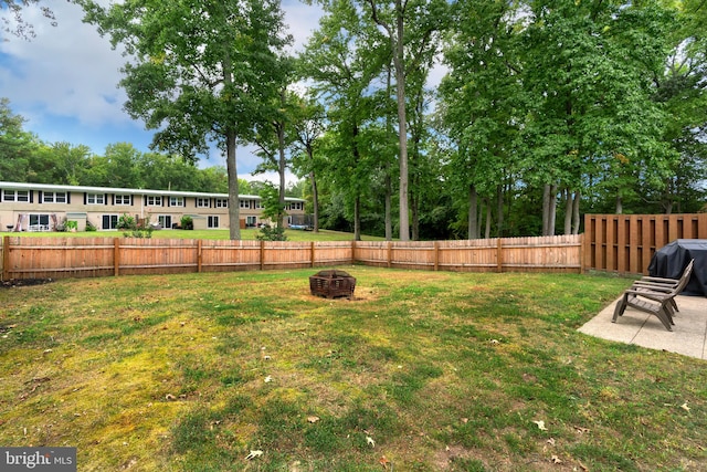 view of yard with a patio area