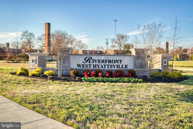 community sign with a lawn