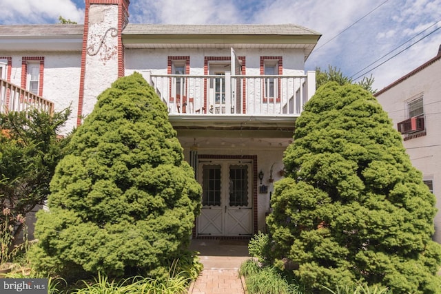 view of front of home with a balcony