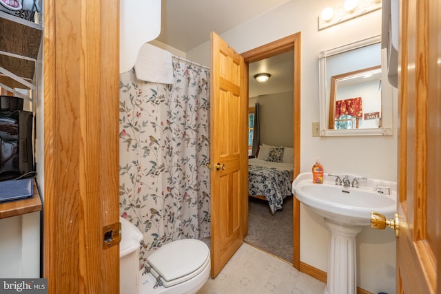 bathroom featuring toilet and a shower with curtain