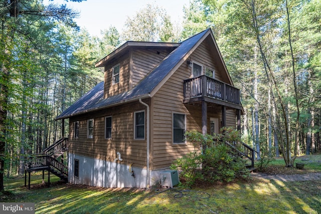 view of side of property featuring a lawn