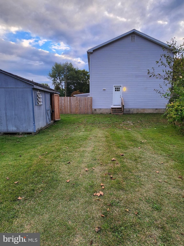 view of yard with a storage unit