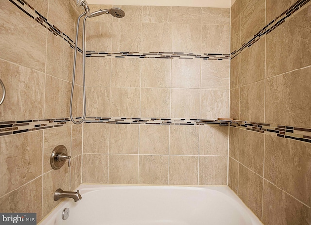 bathroom with tiled shower / bath combo