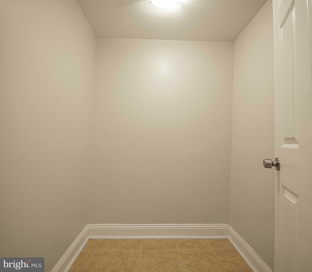 empty room featuring light tile patterned floors