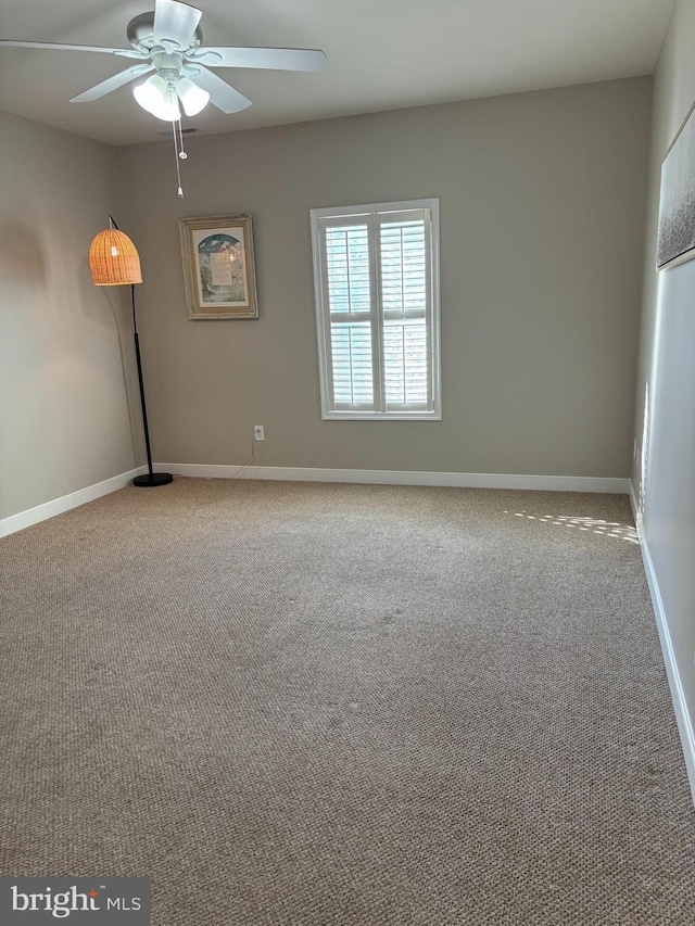 carpeted empty room featuring ceiling fan