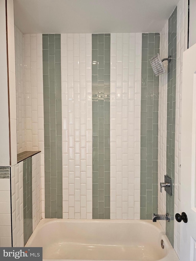 bathroom with tiled shower / bath combo