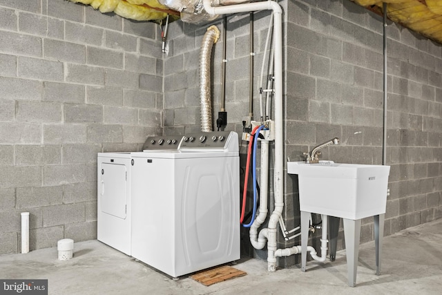 laundry room with washing machine and dryer