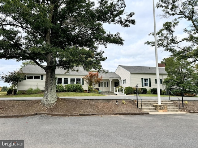 view of front of house featuring covered porch