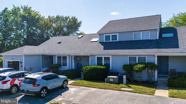 view of front facade featuring a front lawn