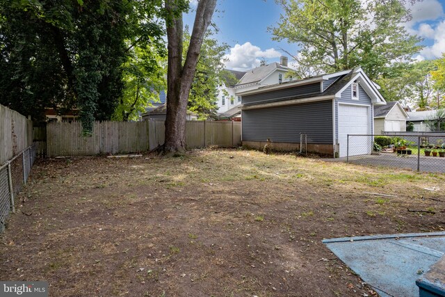 view of yard featuring a garage and an outdoor structure