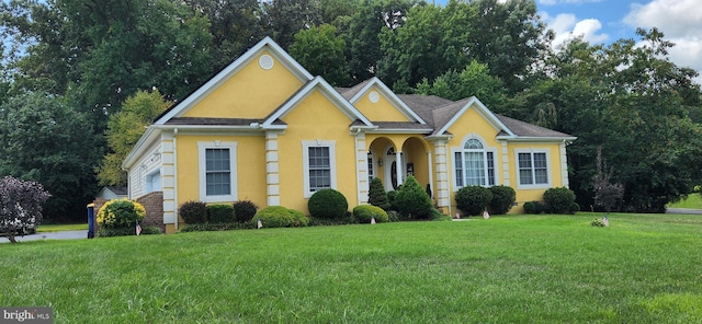 view of front of property with a front yard