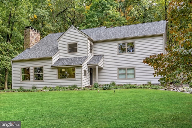 view of front of home featuring a front lawn