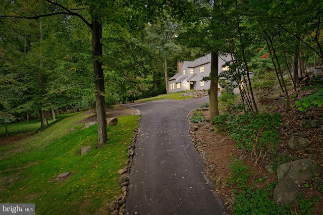 view of front of property featuring a front lawn